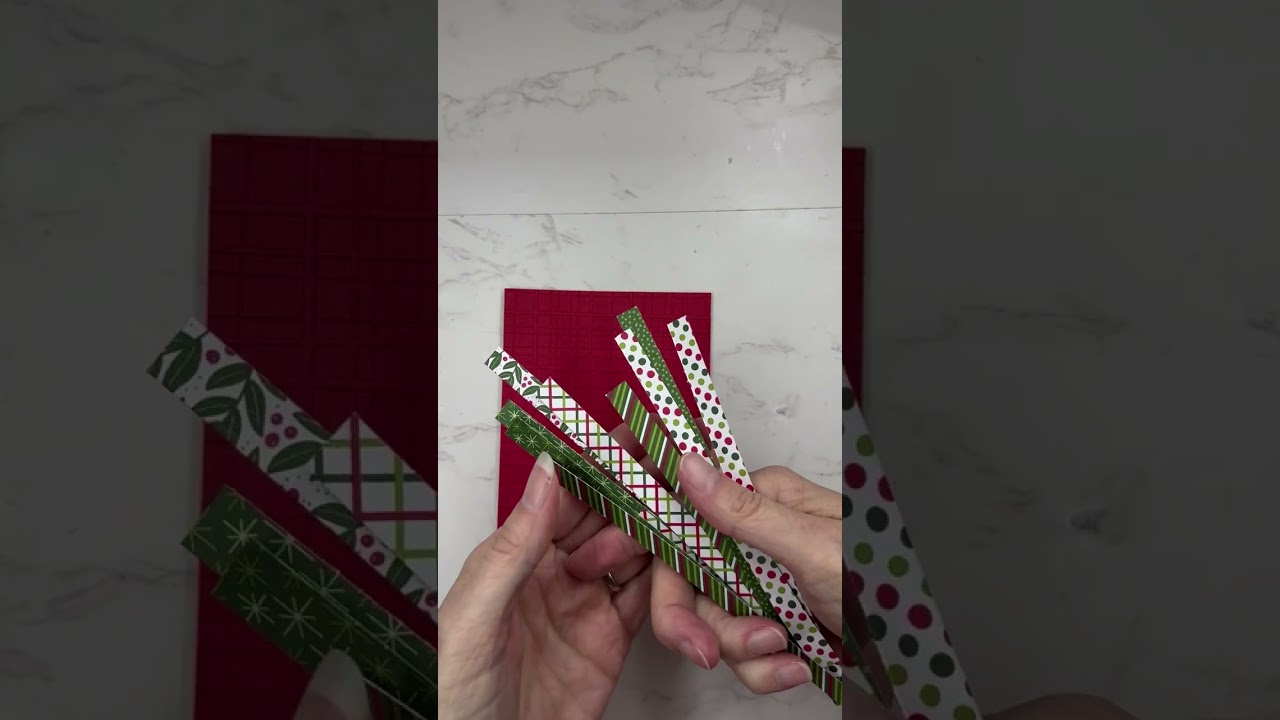 Открытка из лоскутков бумаги в виде рождественской елки