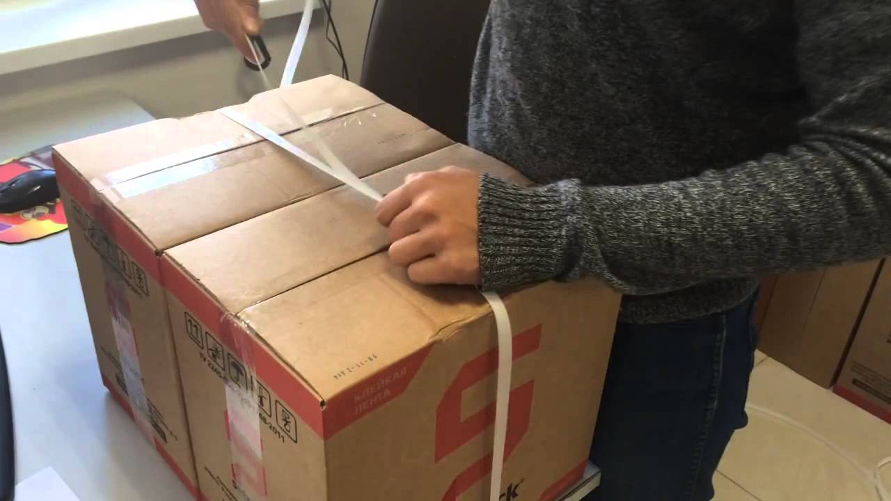 Ручка из скотча на коробке. Как сделать ручку из скотча для переноски. Ручка из скотча для переноса коробки. Ручки из скотча для коробки. Приспособление для переноски картонных коробок.