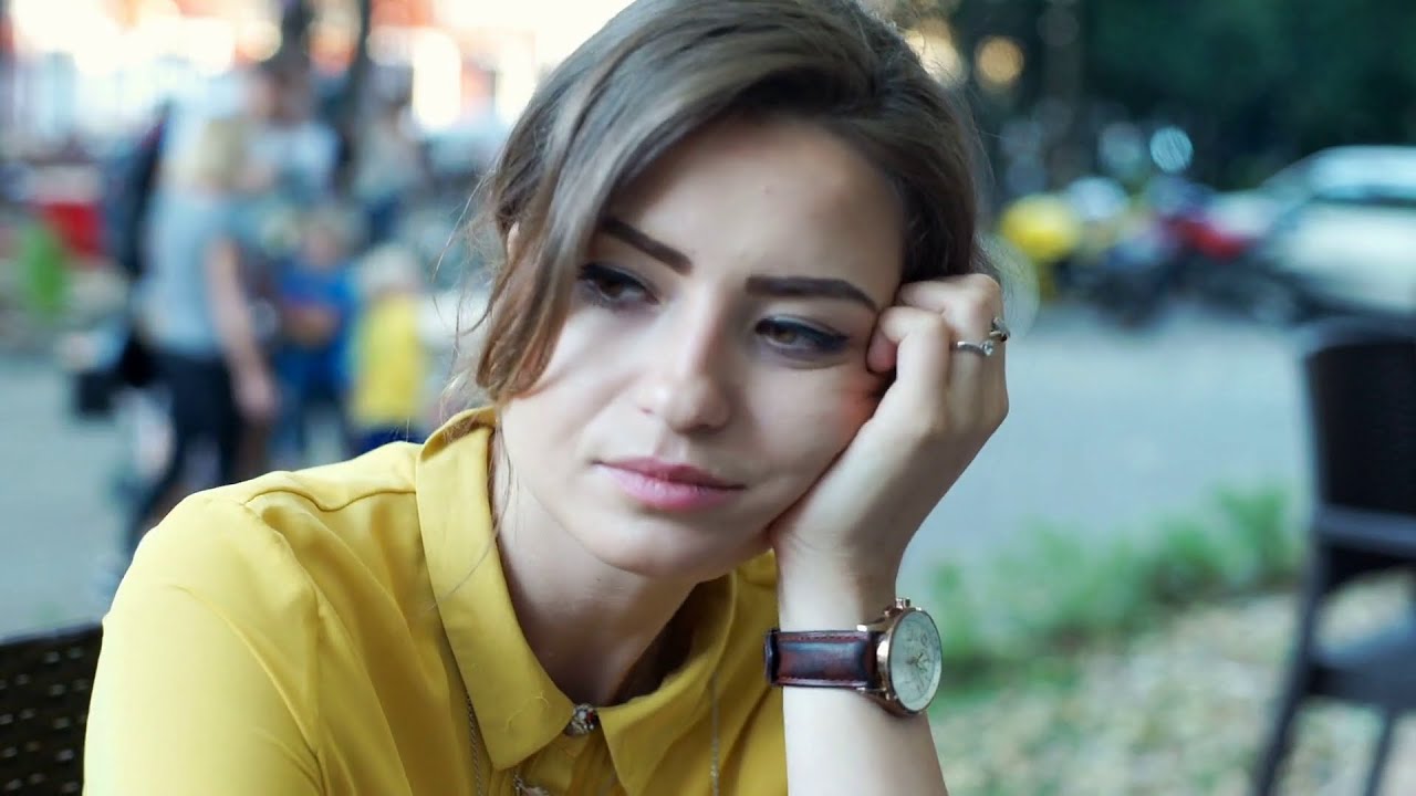 Женщина рожает в машине Женщина рожает в машине