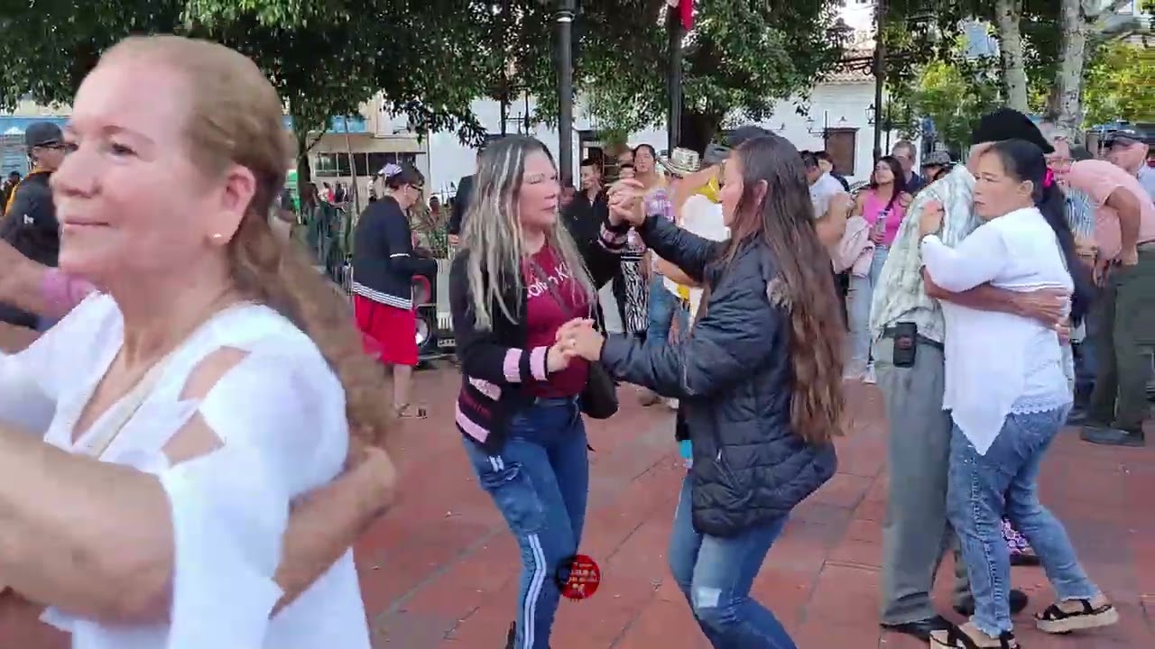 Fusión 4 tocando Caminito Verde y los mejores bailando en el parque de Ocaña