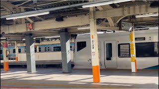 ミュージックホーンを鳴らしながら横浜駅を通過するJR東日本E257系