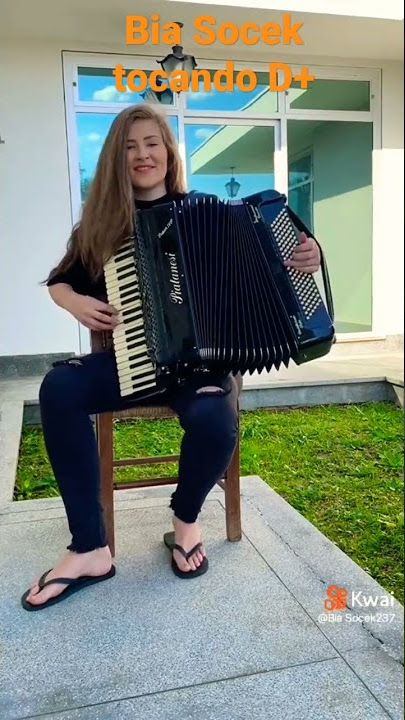 Bia Socek tocando D 