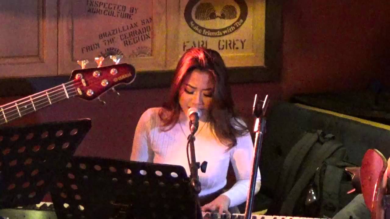 Morissette Amon on keyboard - Fix You [by Coldplay] at the Coffee Bean for Stages Sessions