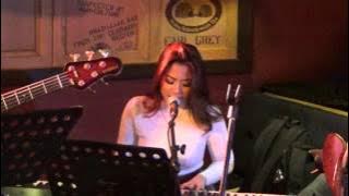 Morissette Amon on keyboard - Fix You [by Coldplay] at the Coffee Bean for Stages Sessions