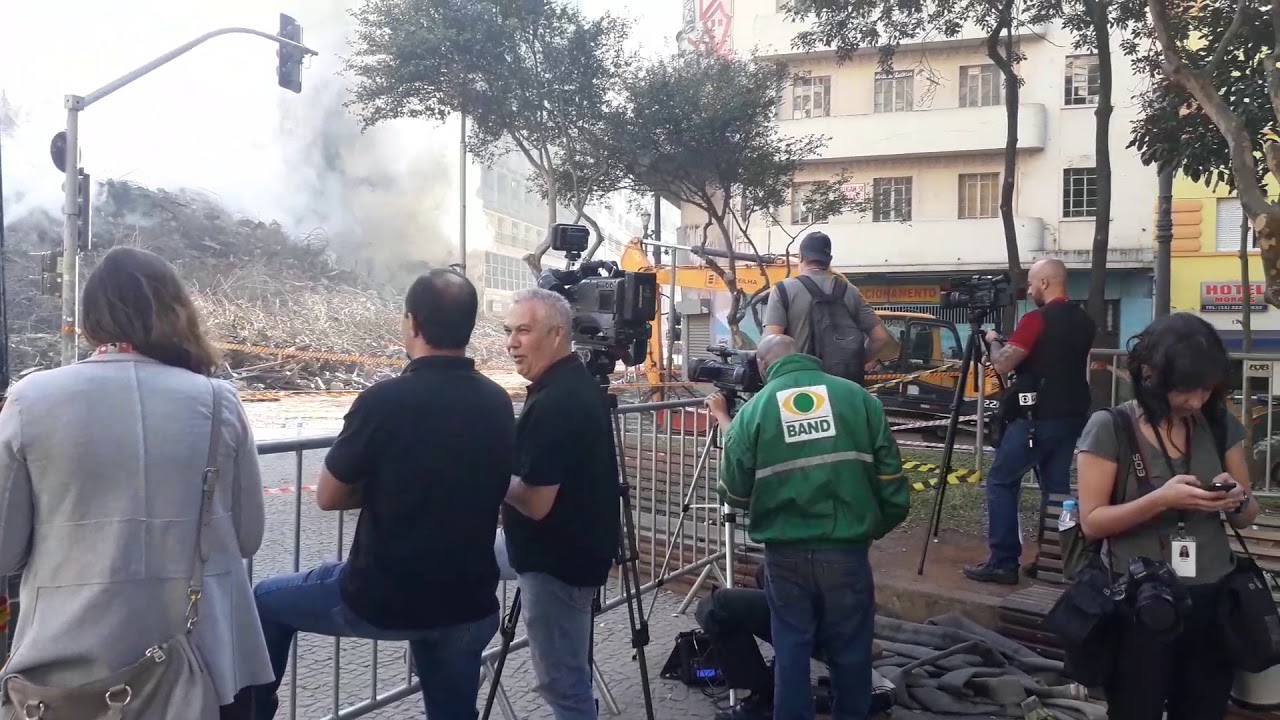 Jornalistas acompanham os trabalhos do Corpo de Bombeiros em São Paulo