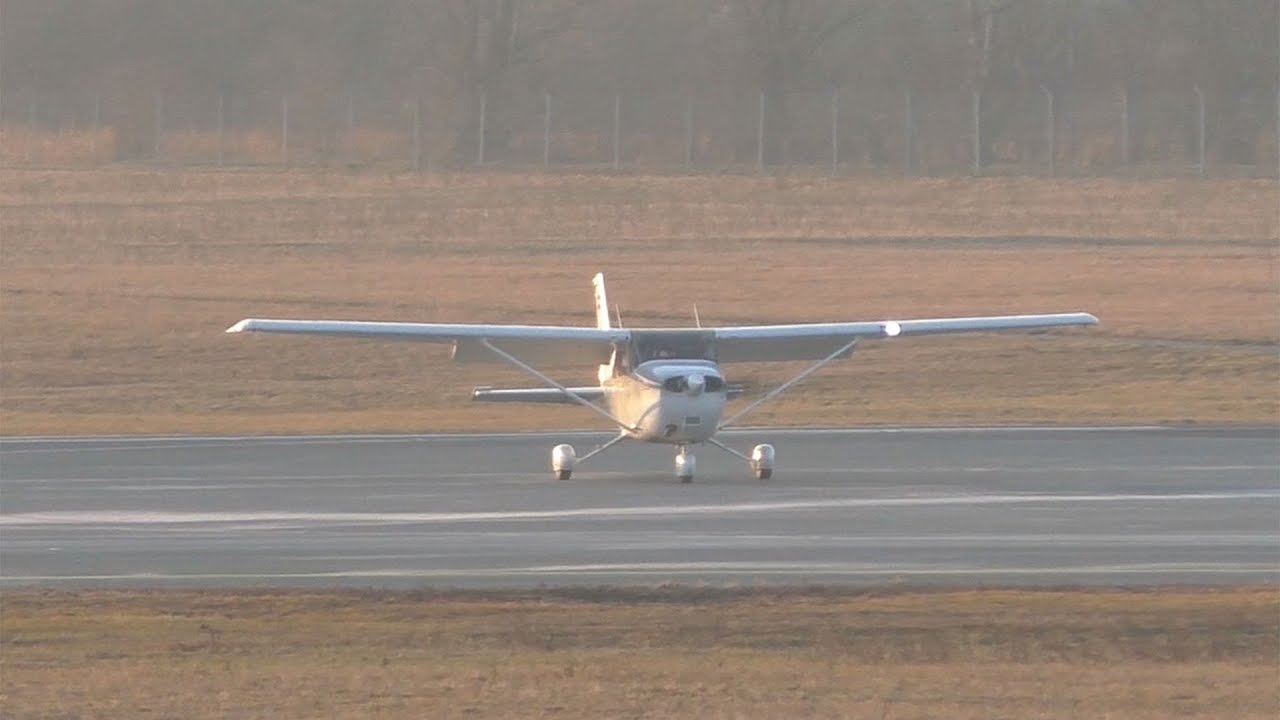 dieflugschule.at Cessna 172 landing at Graz Airport | OE-DJW