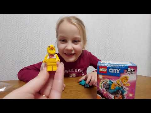 Распаковка Конструктор LEGO City Stuntz Трюковый мотоцикл с цыплёнком 10 деталей (60310) из rozetka