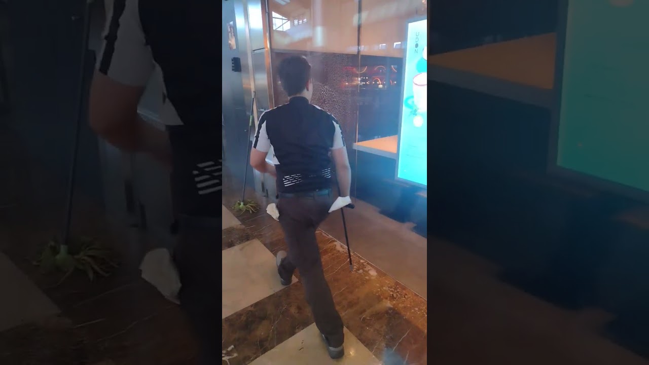 Limpieza de la cristalera de un restaurante en Madrid