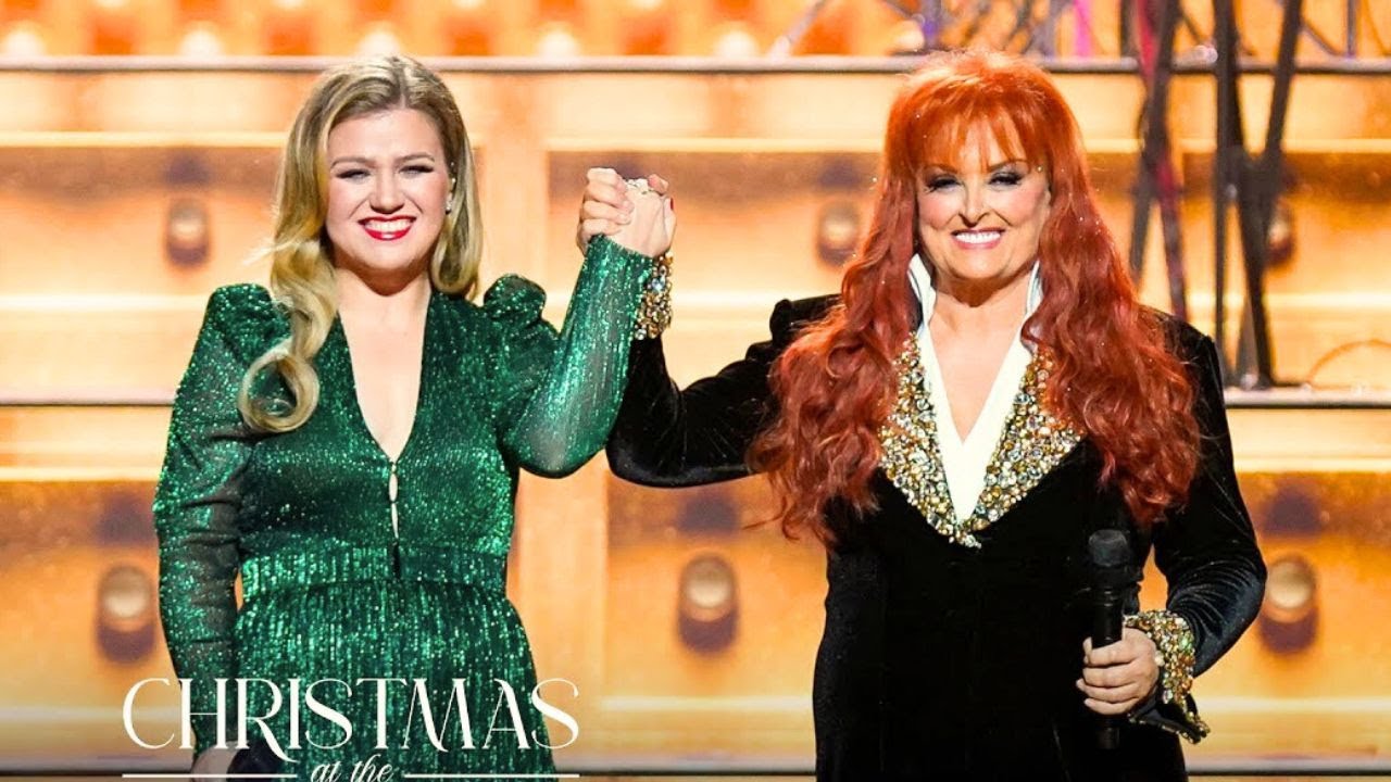 Kelly Clarkson, Wynonna Judd's Powerful Christmas Duet Sparks Magic! 🎤🎄