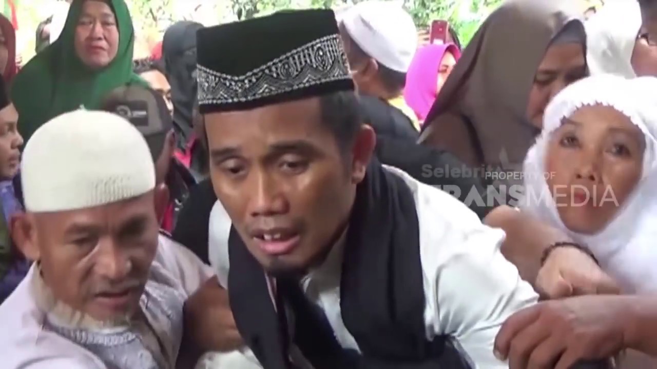 Kesedihan Ustadz Maulana Saat Pemakaman Istri Tercinta