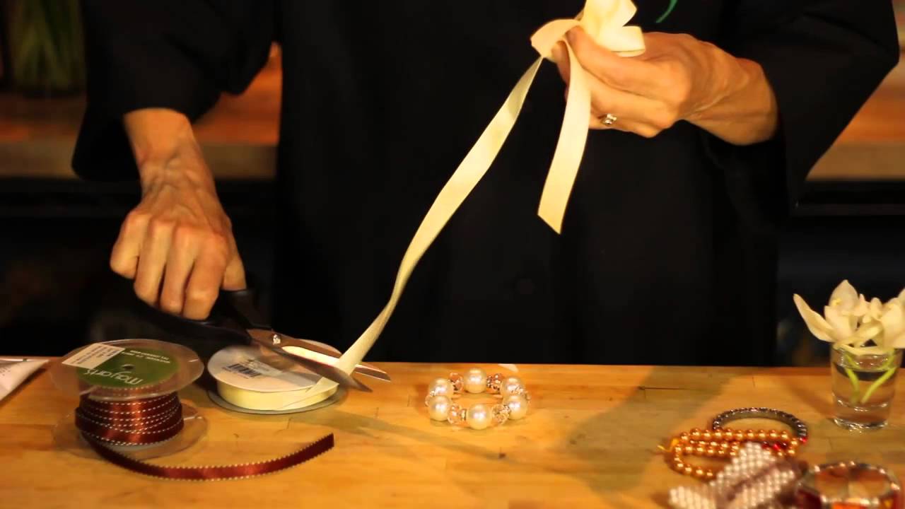 Как прикрепить корсаж к браслету из бисера