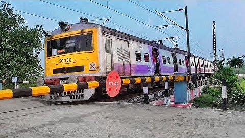 Super Speedy Single Wind-Shield EMU Trains Skip through Curvy Railgate Furiously | Eastern Railways