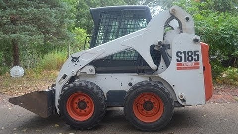 1 minute hydraulic fluid location dip stick oil video for Bobcat S185 MFG 2002, skid steer loader