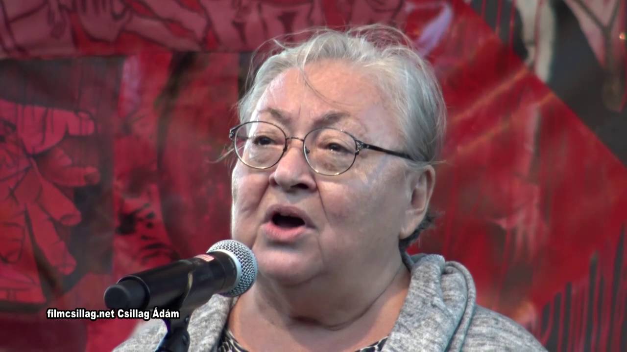 Elindultam szép hazámból, énekli Molnár Piroska a Kossuth téren