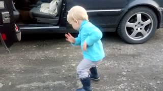 Малыш отжигает!!! СМОТРЕТЬ ВСЕМ ДО КОНЦА!! СУПЕР ТАНЕЦ!!! ПРИКОЛ ВЕКА!!! Малыш отжигает!!! СМОТРЕТЬ ВСЕМ ДО КОНЦА!! СУПЕР ТАНЕЦ!!! ПРИКОЛ ВЕКА!!!