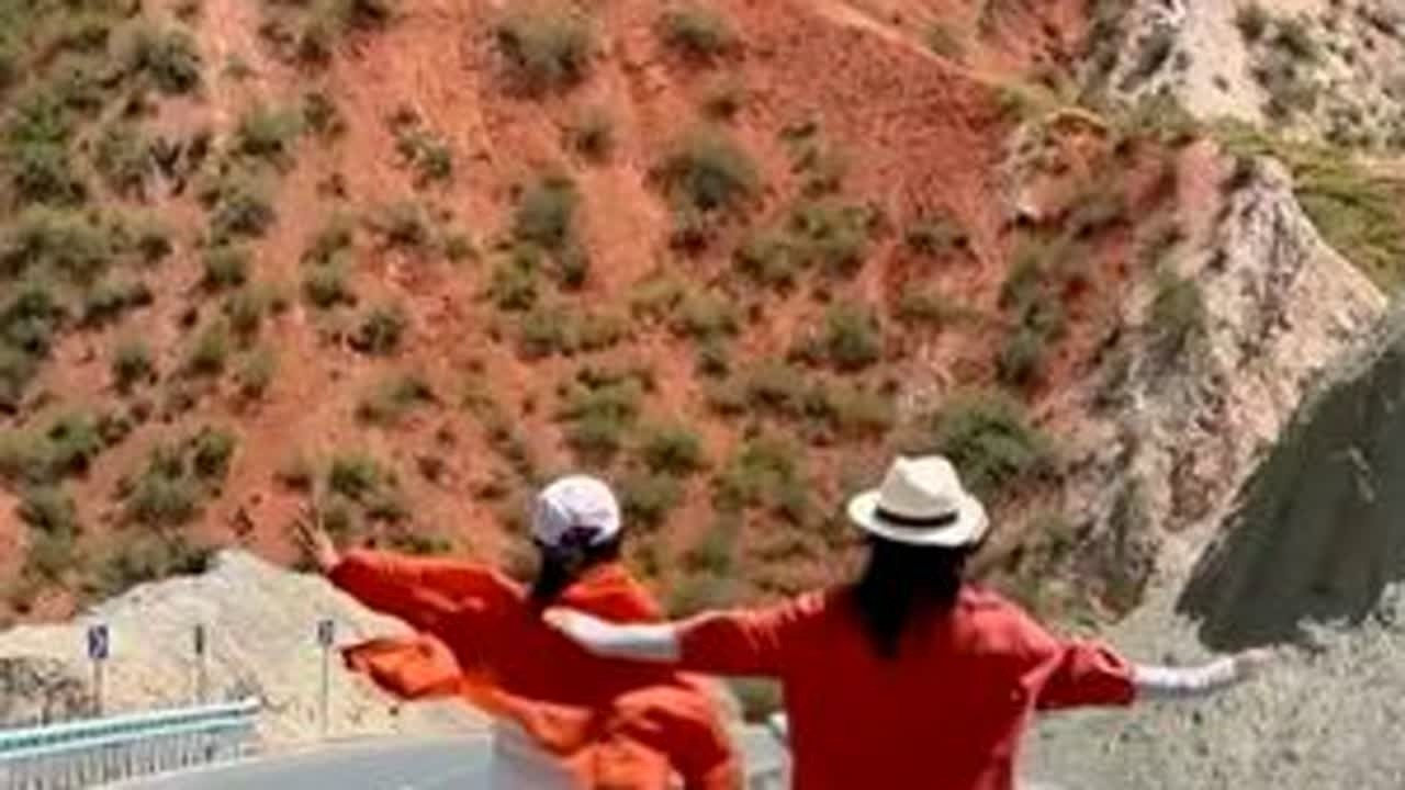 广西八角寨甘肃七彩丹霞，都不如新疆S101上的百里丹霞，绚丽无比 #最美公路 #网红公路 #S101