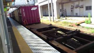 那須塩原駅を貨物列車が通過