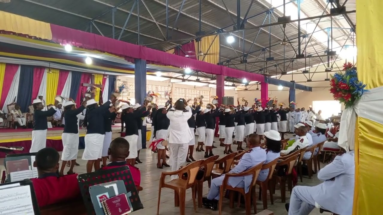 mise à la retraite du couple des majors Mavouna Nkouka prestation des tambourinaire Dive de P-N