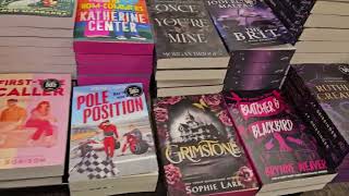 Browsing @ Barnes & Nobel (Minnesota/ Mall of America)
