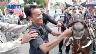 KUDA MENGAMUK SAAT KIRAB PUSAKA, SEORANG PENUMPANG LUKA
