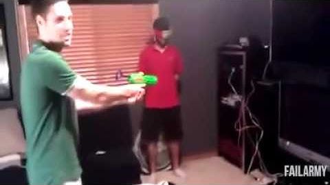 Troll thằng bạn thân cười vỡ bụng