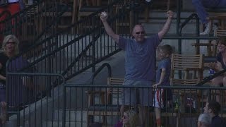 OAK@DET: Fan makes a nice barehanded catch
