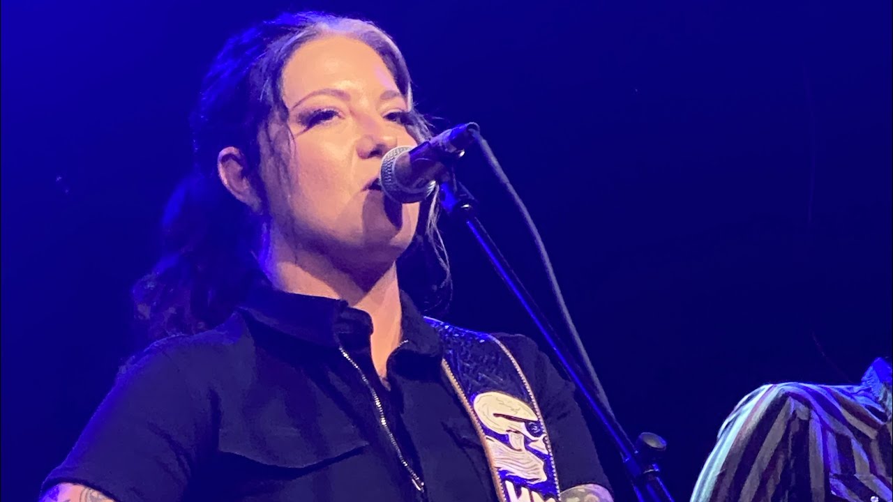 Ashley McBryde covers Heads Carolina, Tails California