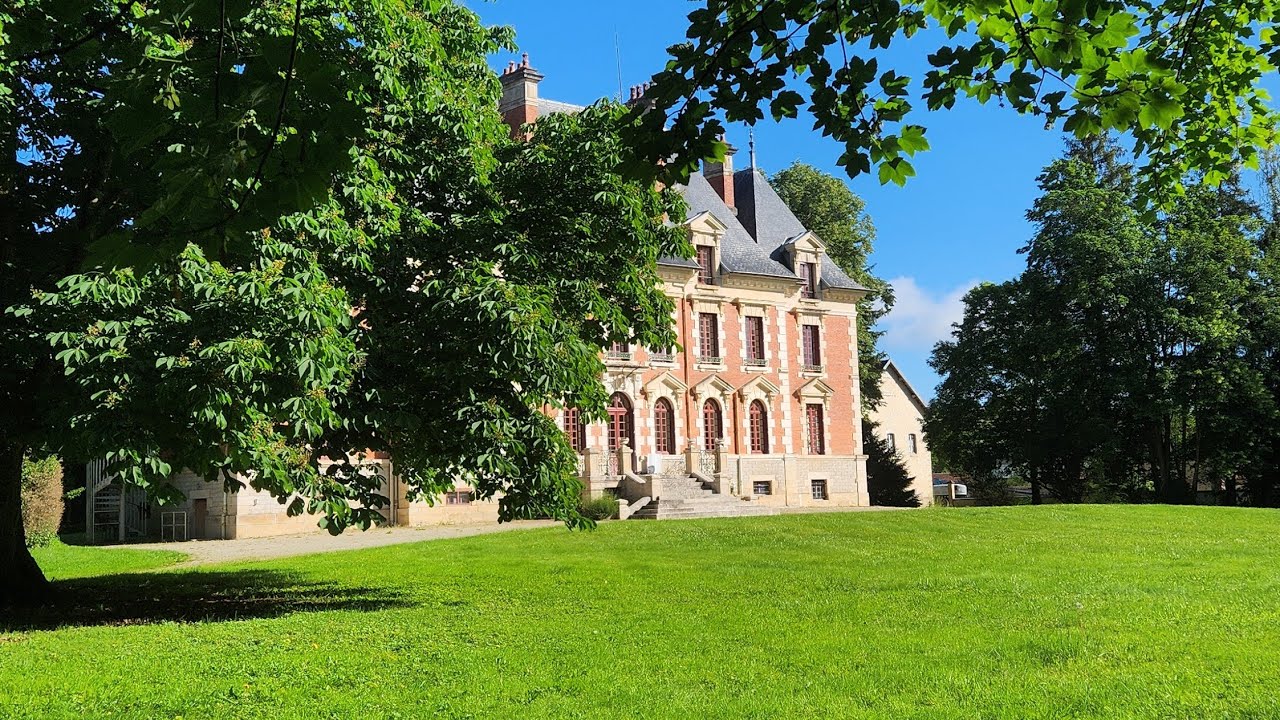 Вивье, Un Jour Doux, возьмите в руки библиотеку в очаровательном городке на юге Франции.