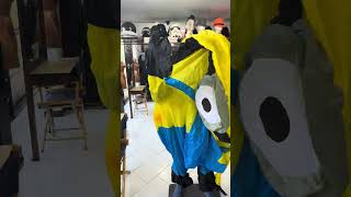 ¿Sabes cómo se usa un vestuario inflable? 👀 ¡Nosotros lo probamos! #Shorts #Minion