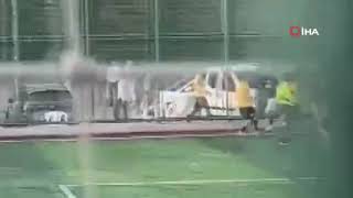 Futbol turnuvasında korkunç kavga! Hakemler de dahil oldu, şiddet anları görüntülendi