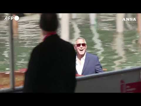 Video Festival Cinema di Venezia, larrivo in barca di George Clooney