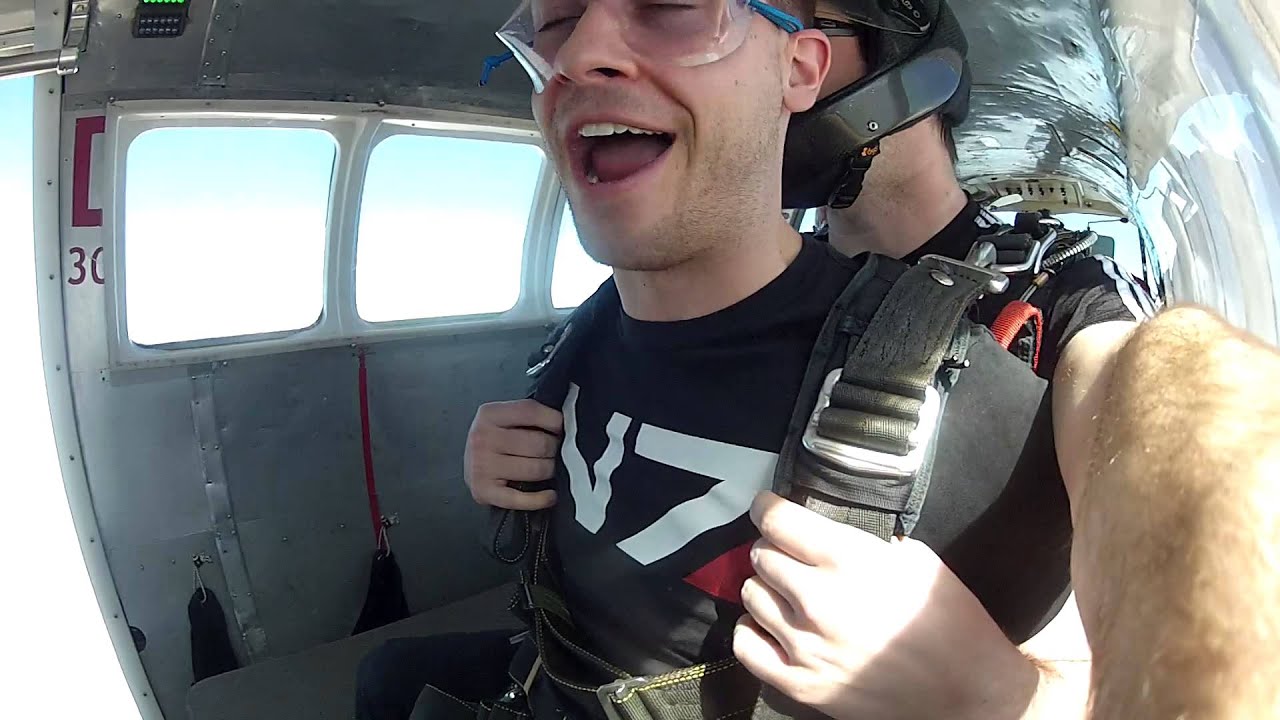 Daniel Plotner Skydive Taft. - YouTube