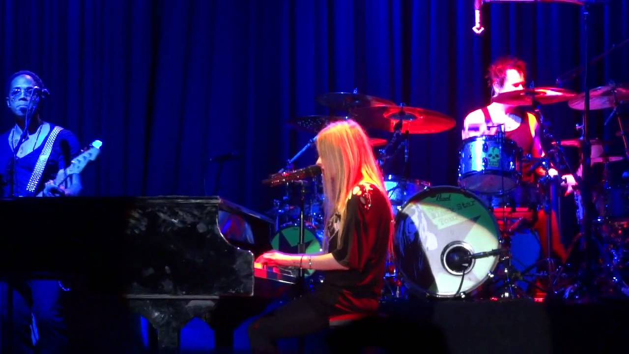 Avril Lavigne - Stop standing there (Piano Version) live im Palladium, Köln 19-09-2011