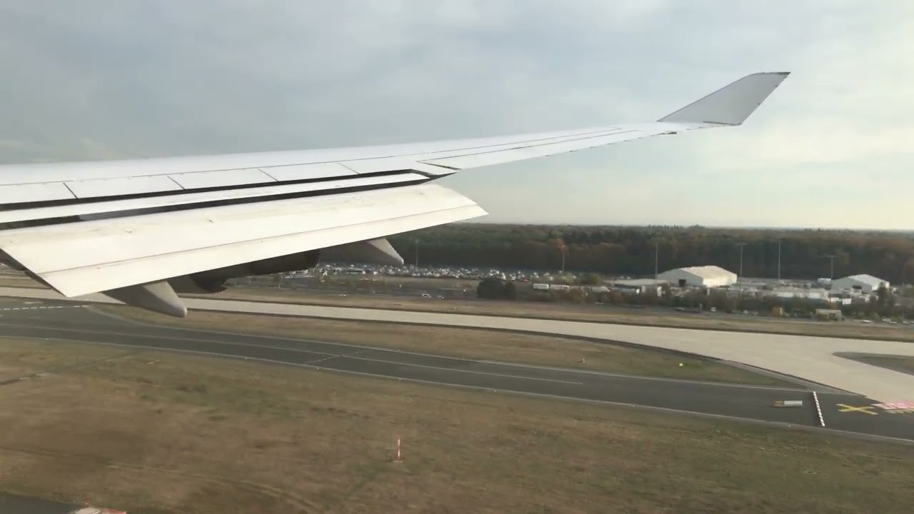 Lufthansa Boeing 747-400 landing at Frankfurt Airport