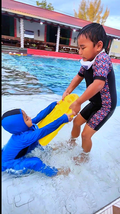 Mama Riska Vlog: Rafisqy Elsa's Headache Fighting for a Float in the Pool: Having Fun Swimming, K...