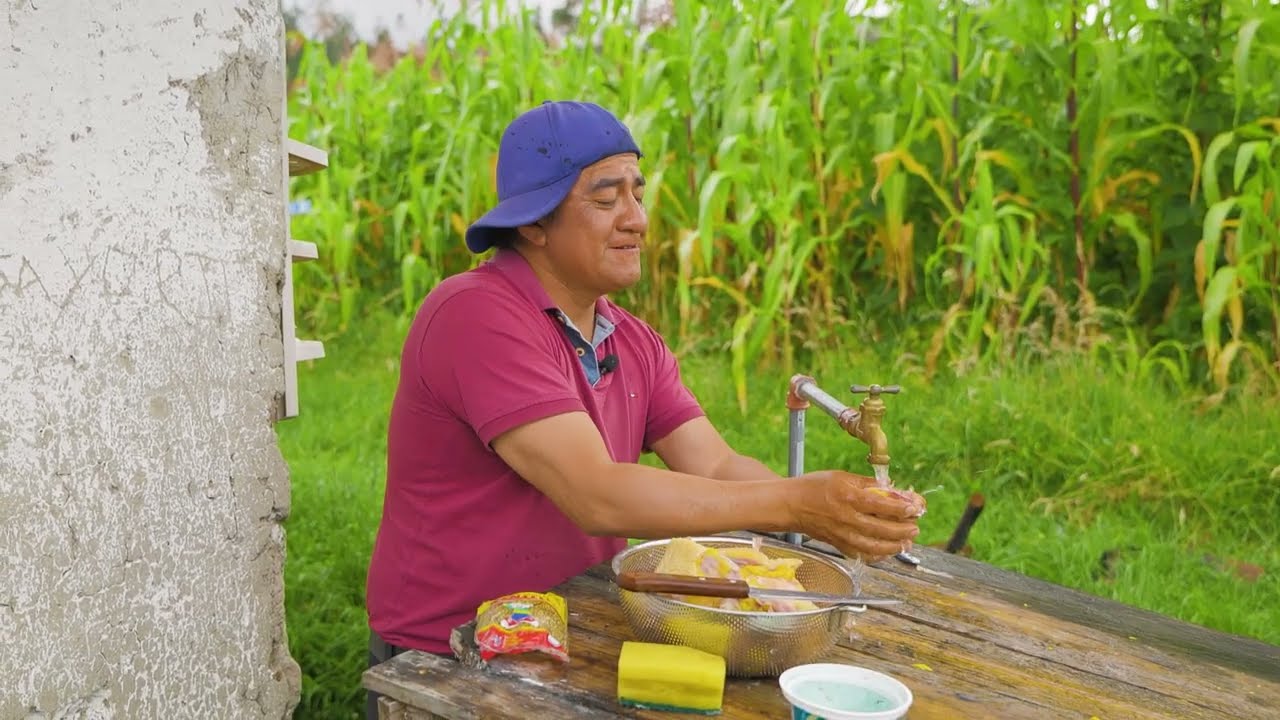Preparé el  mejor caldito de gallina. / Caminos de Luchito.