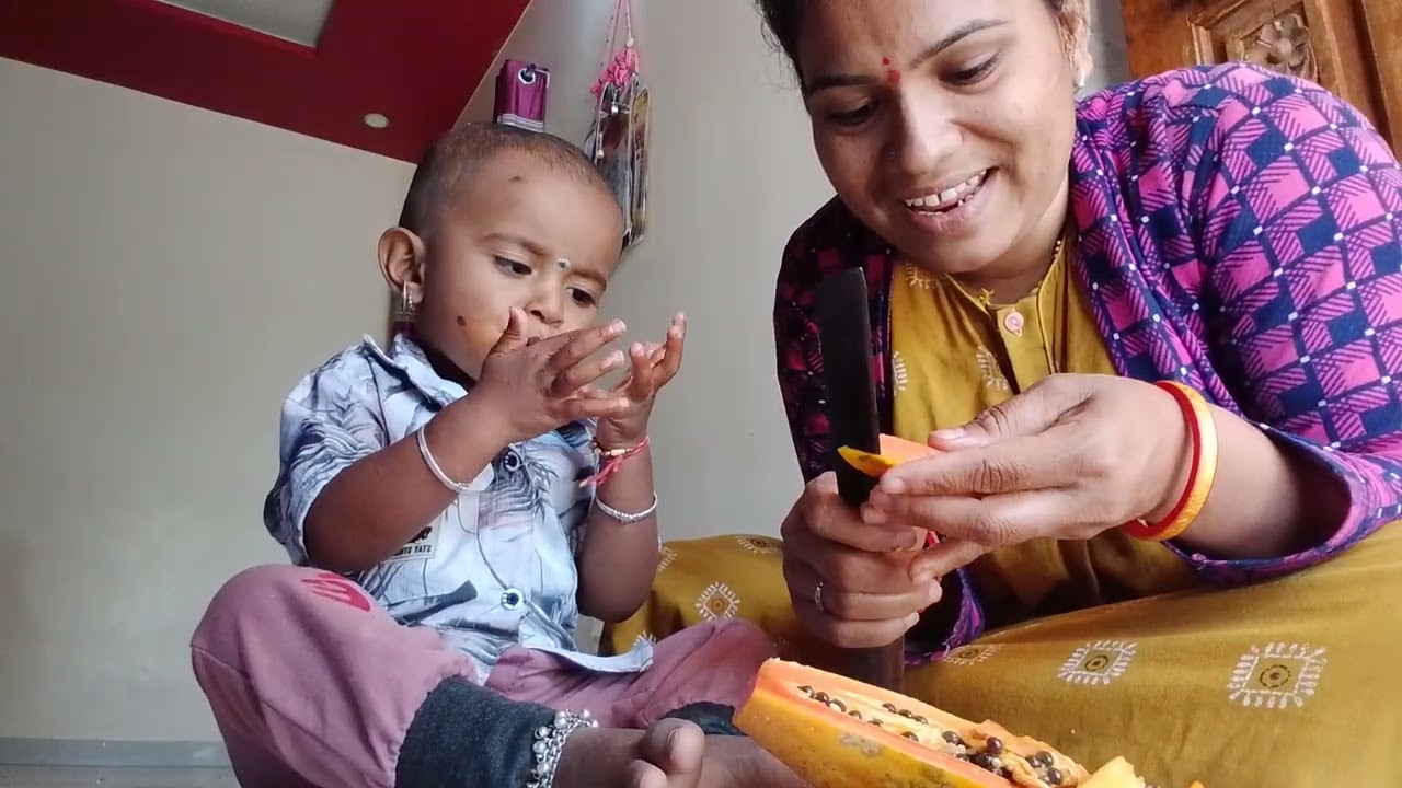 सर्वज्ञ पपयी खात खात देव बाप्पा करतोय🥰😍🙏