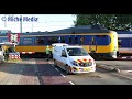 Trein ramt vrachtwagen bij spoorwegovergang in Hilversum 🚂 🚛