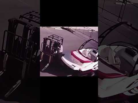POV: Du verlierst gegen Boot und Stapler. Gleichzeitig.