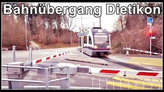 narrow-gauge railroad crossing / spezieller Bahnübergang bei Dietikon, Zürich, Schweiz 2020