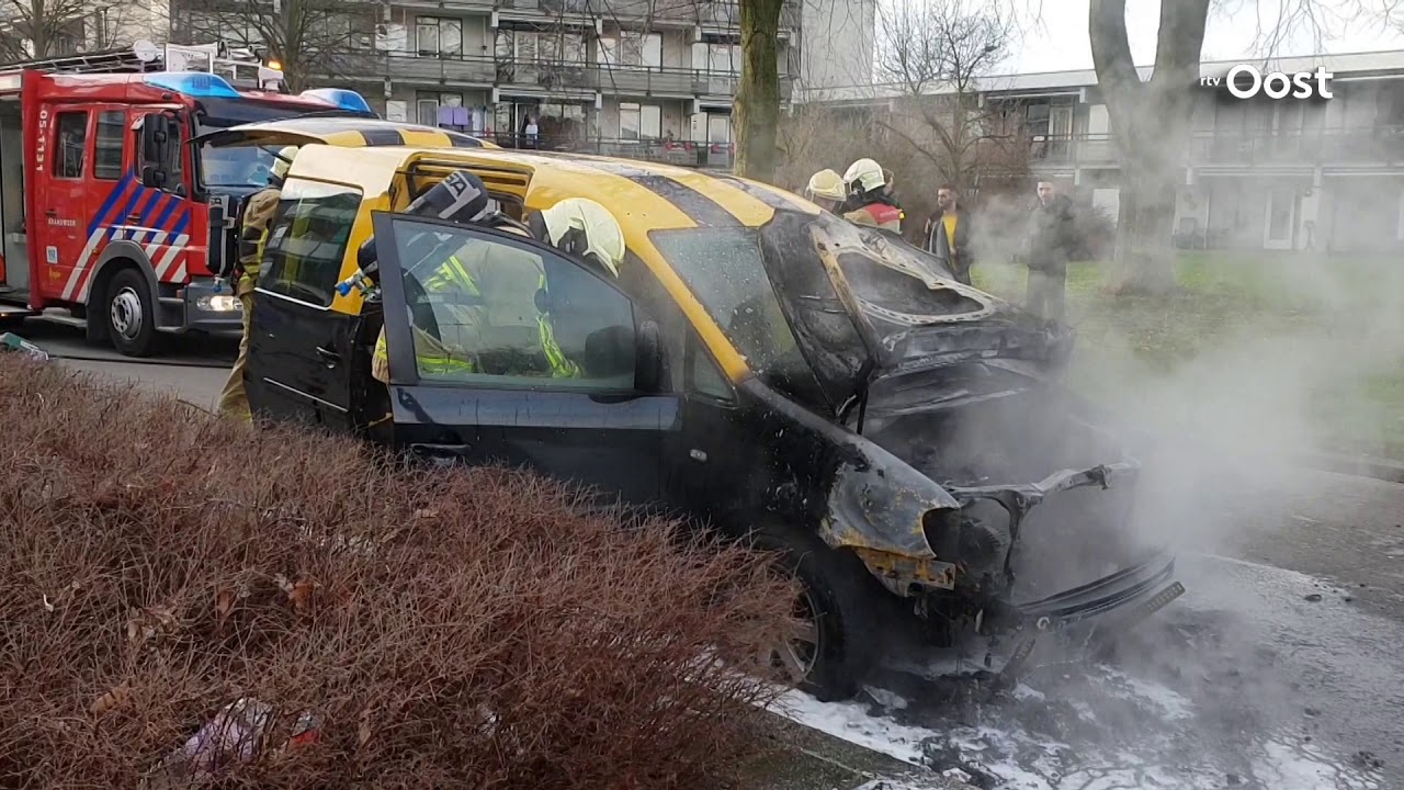 Auto starten met startkabels gaat mis in Hengelo auto uitgebrand