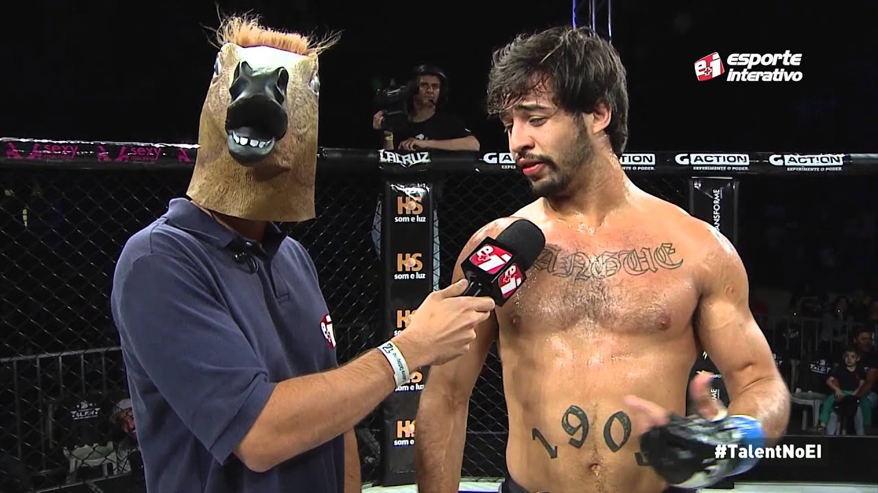 Fred Caldeira entrevista Alexandre Sangue usando máscara do lutador
