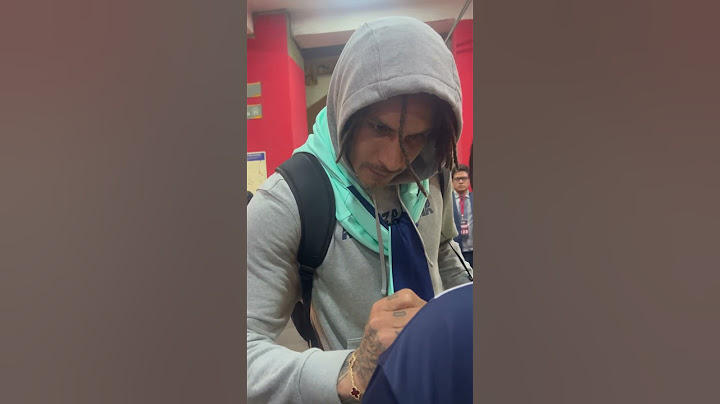 Paolo Guerrero firmando autógrafos luego de la victoria de Alianza Lima #paologuerrero #alianzalima