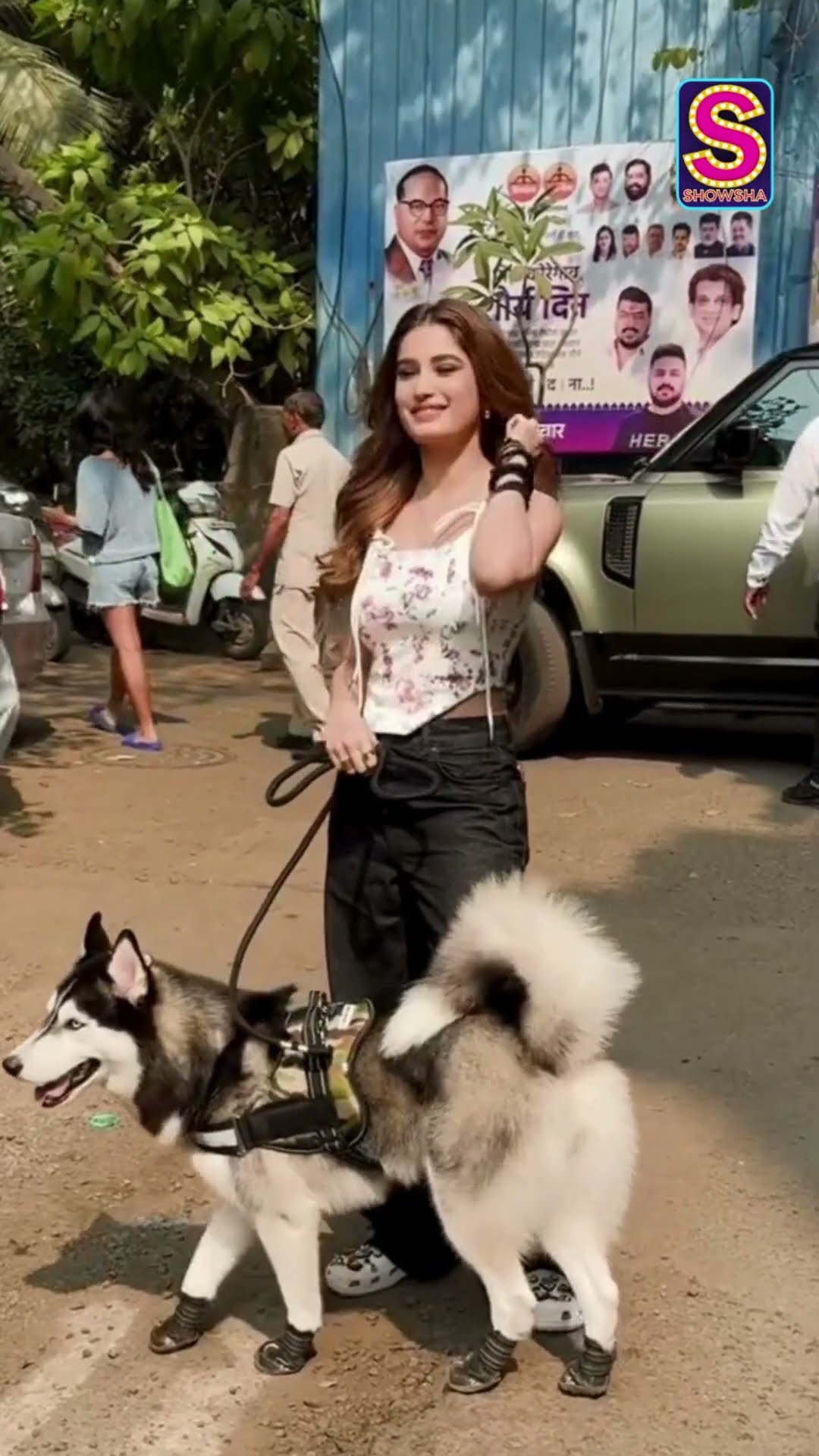 Rasha Thadani Gets Clicked With Her Cute Doggo, Poses For The Paps | Rasha Thadani Debut Movie |N18S