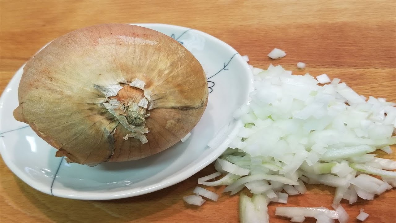 【楽技ﾚｼﾋﾟ】玉ねぎの楽々皮むき＆少し変わったみじん切り　Peel the skin of the onion easily; and cutting fine