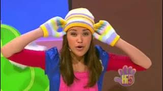 Fely Builds a Snowgirl