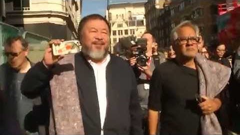 Artists Ai Weiwei and Anish Kapoor walk through London in solidarity with refugees