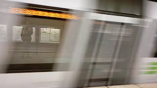 Achtung Am Gleis 2 Ein Zug Fährt Deuch 🚈