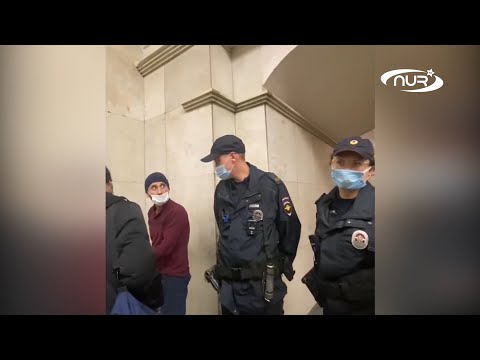 Полицейские встали грудью на защиту мусульманина во время намаза!