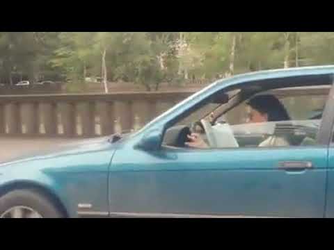 საჭესთან  მჯდომი გოგო თბილსში წიგნს კითხულობს ..